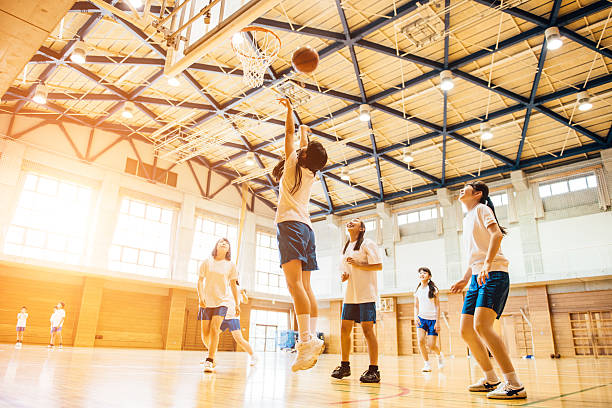 time de basquete feminino tocar em japonês alta escola - school gymnasium school basketball court gym - fotografias e filmes do acervo