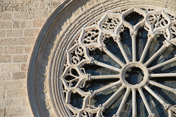 detalhe de otranto catedral - church window rose window old - fotografias e filmes do acervo