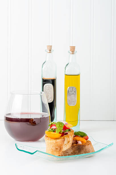 brusqueta e vinho retrato - baguette vinegar balsamic vinegar glazed imagens e fotografias de stock
