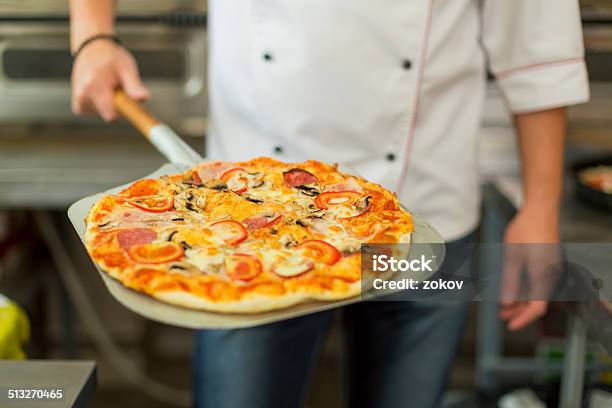 Pizza Auf Die Klinge Stockfoto und mehr Bilder von Einfachheit - Einfachheit, Erfrischung, Etwas herstellen