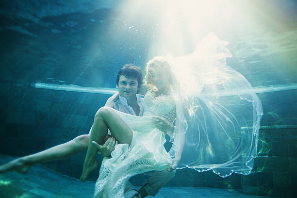 istock Happy Couple underwater 513271039