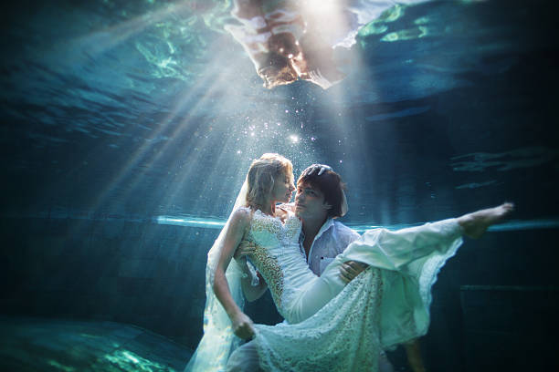 istock Happy Couple underwater 513273293