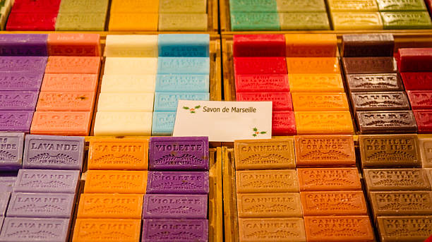 savon naturel de marseille - bar of soap photos et images de collection