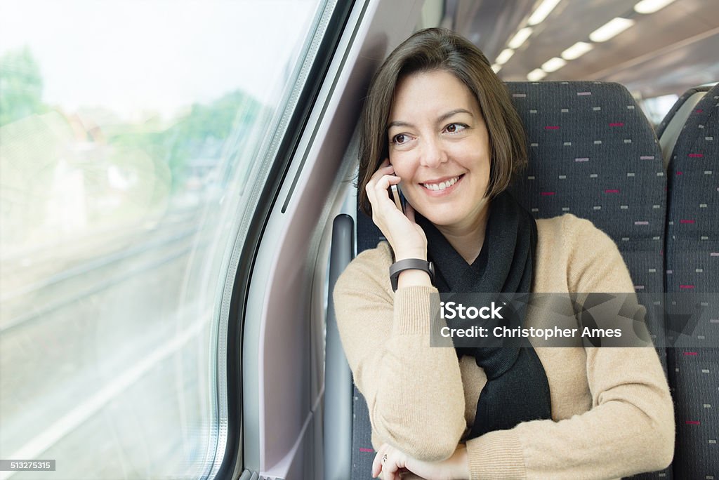 Reisen Sie mit der Bahn reden auf Smartphone - Lizenzfrei Abwarten Stock-Foto