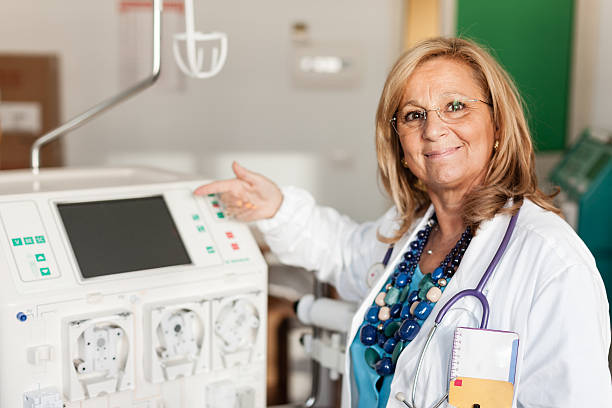 médico mostrando un dialyser - blood filter fotografías e imágenes de stock