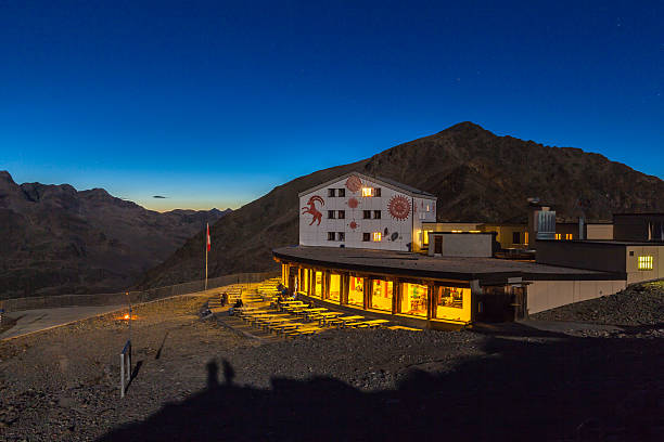 vista noturna do montanha casa no diavolezza - mountain night switzerland engadine - fotografias e filmes do acervo