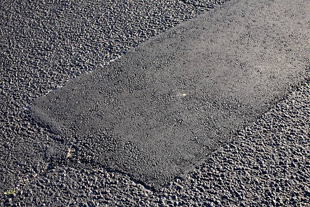 asfalto asfalto patch concreto chão reparo pavimento estrada estacionamento - patched - fotografias e filmes do acervo