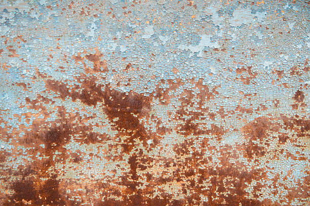 alte rostige metall mit blauen wand schälen malen - metal rust fungus paint cracked stock-fotos und bilder