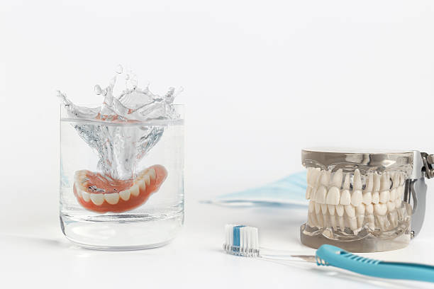 istock Dentures mold splashing in water 513298368