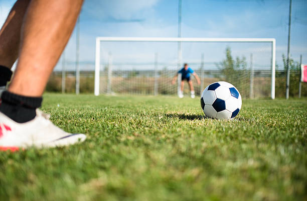 giocatore di calcio di rigore - kick off soccer player soccer kicking foto e immagini stock