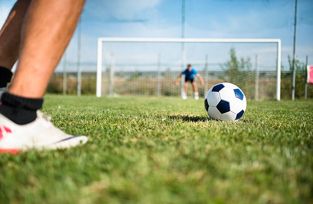 piłka nożna gracz w konsekwencji - penalty soccer penalty shoot out goalie zdjęcia i obrazy z banku zdjęć