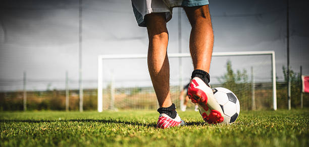 joueur de football dans des frais de pénalité - penalty shot photos et images de collection