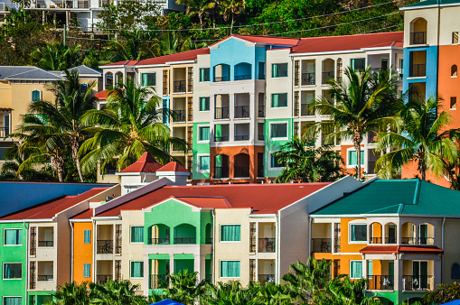 Edificios de hermosos colores de las islas vírgenes photo