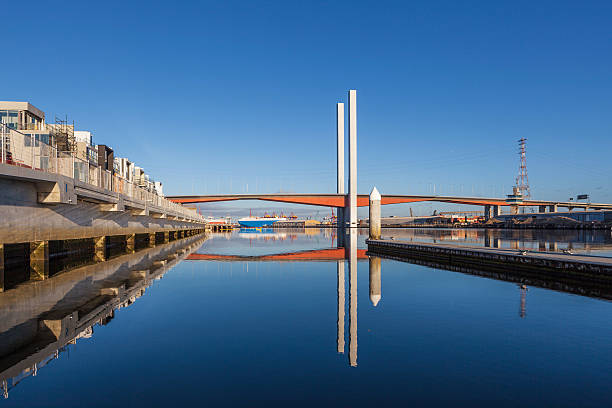 bolte brücke und große frachtschiff von der docklands am wasser - transoceanic stock-fotos und bilder