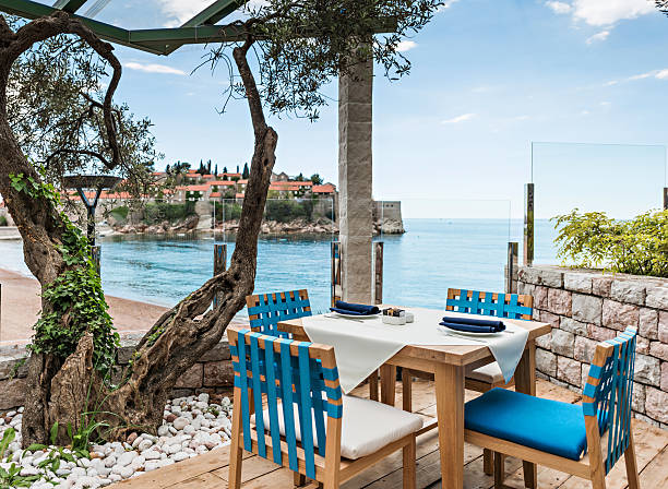 tavoli al ristorante sul mare - budva foto e immagini stock