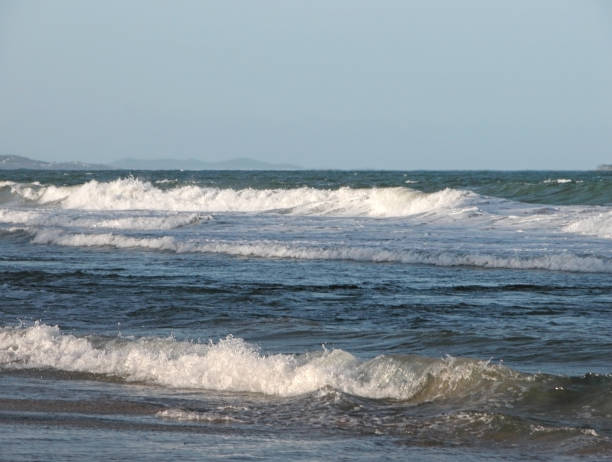 istock Waves and distant headlands in Queensland, Australia 513301138