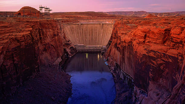 Glen Canyon Dam at Sunset Glen Canyon Dam at sunset in Page, Arizona glen canyon dam stock pictures, royalty-free photos & images