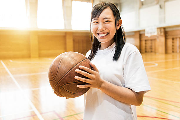 japanische weibliche high-school-basketball player - school gymnasium gym basketball court school stock-fotos und bilder