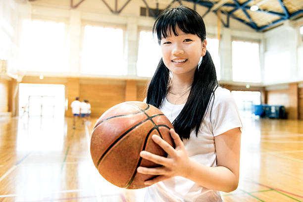 japanische weibliche high-school-basketball player - school gymnasium gym basketball court school stock-fotos und bilder