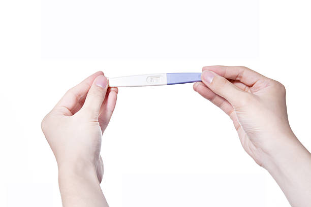 2 つの手を保持正妊娠テスト、白で分離 - pregnancy test human pregnancy two objects isolated ストックフォトと画像