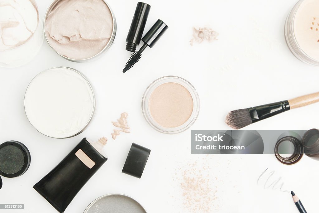 Vista de cima dos diferentes produtos cosméticos - Foto de stock de Maquiagem royalty-free