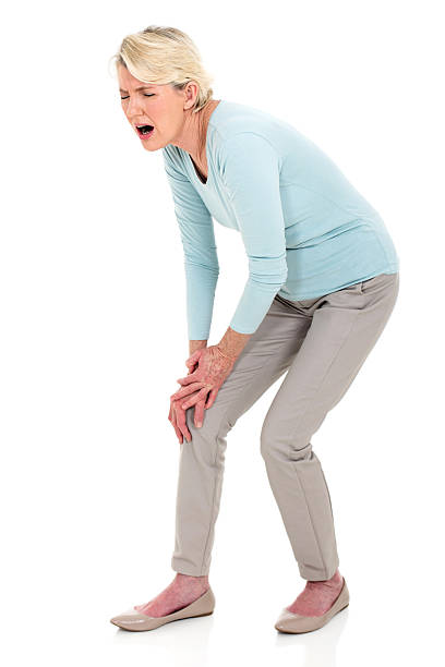 medio de mujer con dolor de la rodilla - on one knee fotografías e imágenes de stock