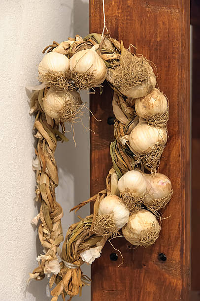 montaje de ajo - garlic hanging string vegetable fotografías e imágenes de stock