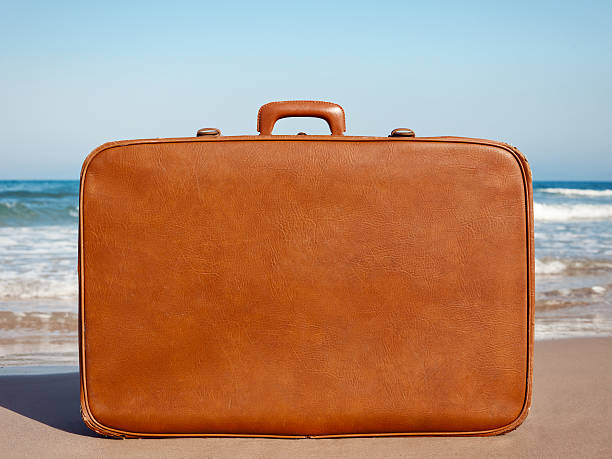 ビンテージのスーツケースビーチ - luggage packing suitcase old ストックフォトと画像