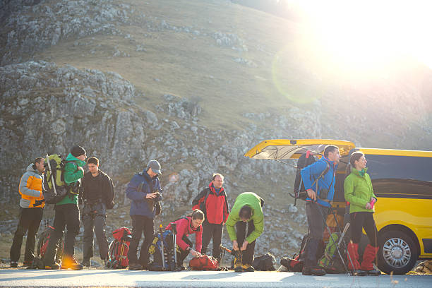 l'alpinisme - exploration group of people hiking climbing photos et images de collection