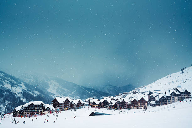 estación de esquí de un día nival - ski resort hut snow winter fotografías e imágenes de stock