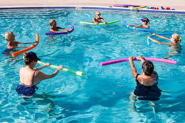 arobics l'eau - active seniors retirement enjoyment swimming pool photos et images de collection