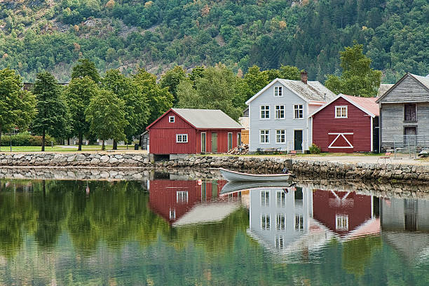 istock Houses at the Lake 513355771