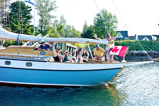 famille voile sur la baie de mahone nouvelle-écosse - mahone bay photos et images de collection