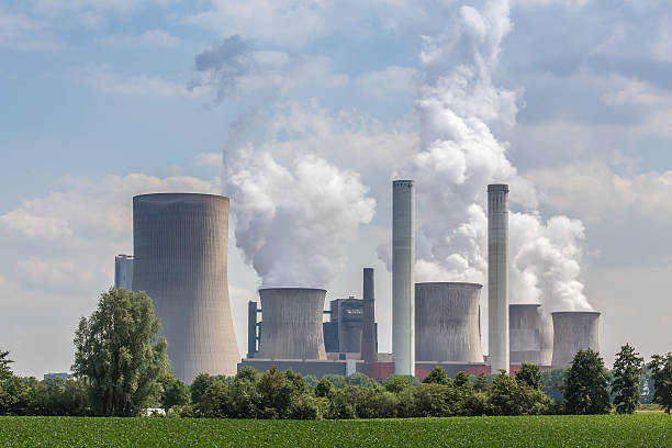 große kohle kraftwerk in deutschland - niederaußem stock-fotos und bilder