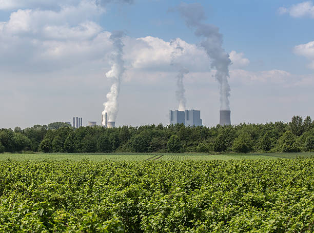 große kohle kraftwerk in deutschland - niederaußem stock-fotos und bilder