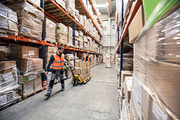 trabalhador transportar caixas em armazém - warehouse distribution warehouse crate box imagens e fotografias de stock