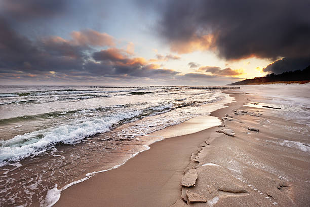 バルト海沿岸の冬 - beach sunrise waterbreak sea ストックフォトと画像