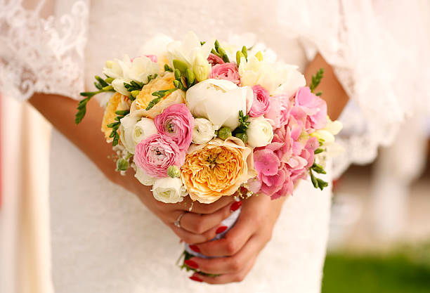 istock Woman holding her wedding bouquet 513367748