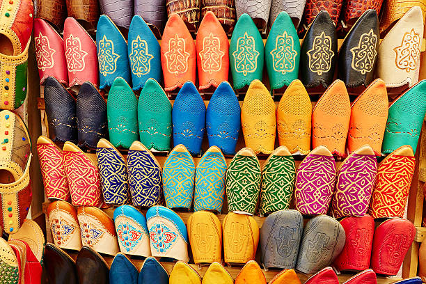 bunte leder-slipper in marrakesch, marokko - craft market morocco shoe stock-fotos und bilder