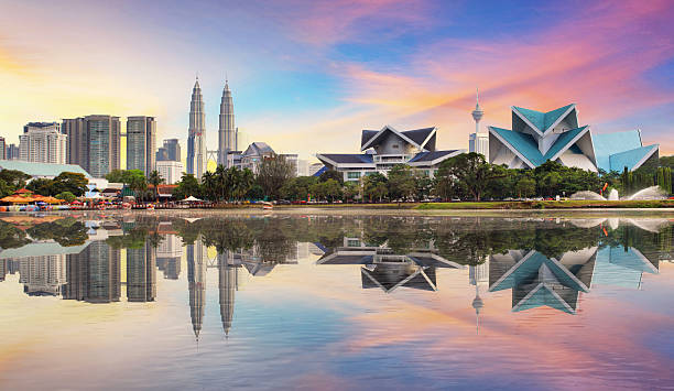 куала-лумпур, малайзия скайлайн на titiwangsa парк. - malaysia стоковые фото и изображения