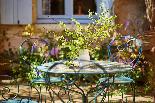 istock Table of cozy Parisian restaurant 513372812