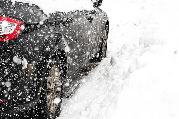 istock Side wiew of a car in the snow 513373238