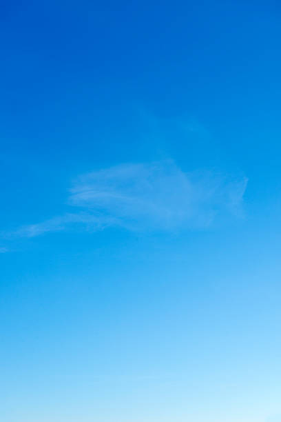 schöne himmel mit weißen wolken.  hintergrund. - air vertical outdoors nature stock-fotos und bilder