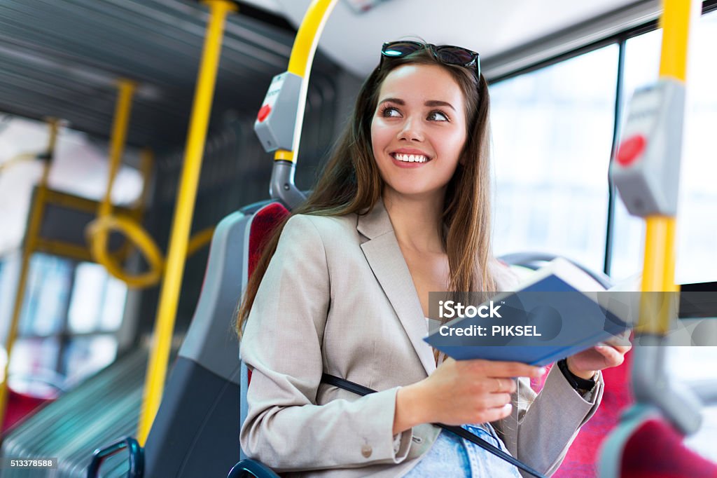 Frau liest ein Buch auf dem Bus - Lizenzfrei Bus Stock-Foto