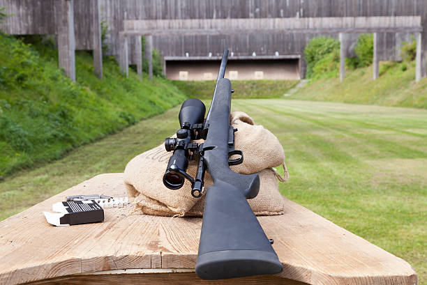 scharfschützengewehr auf dem schießstand - rifle shooting target shooting hunting imagens e fotografias de stock