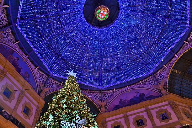 sapin de noël décoré en cristaux swarovski et de galerie de toit. - milan italy contemporary architecture shopping photos et images de collection