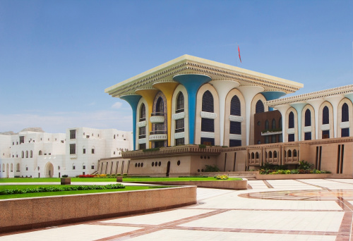 The al-Alam Palace is a unique example of Oriental architecture, a real masterpiece Omani craftsmen. In front of the Palace, built in the blue and Golden tones, has a small, but very picturesque Park, which goes directly to the ocean.