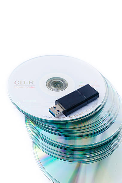 usb flash unidades de em empilhados cd isolado sobre fundo branco. - usb flash drive fotos imagens e fotografias de stock
