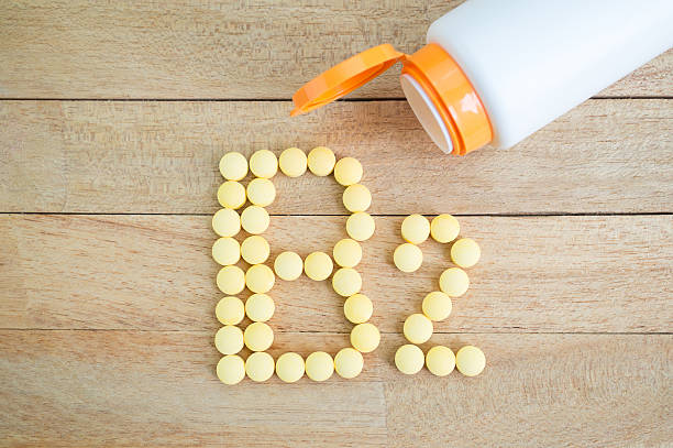 istock Yellow pills forming shape to B2 alphabet on wood background 513384010
