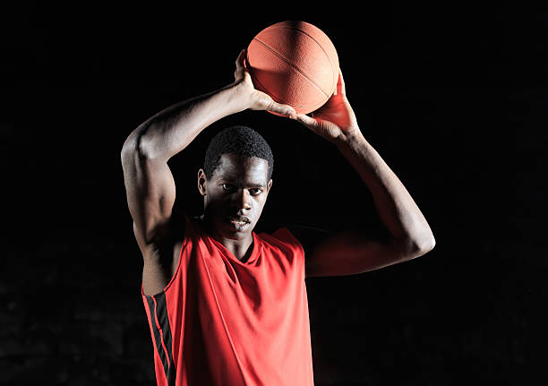 jogador africano jogando basquete- bakcground preto - bakcground - fotografias e filmes do acervo